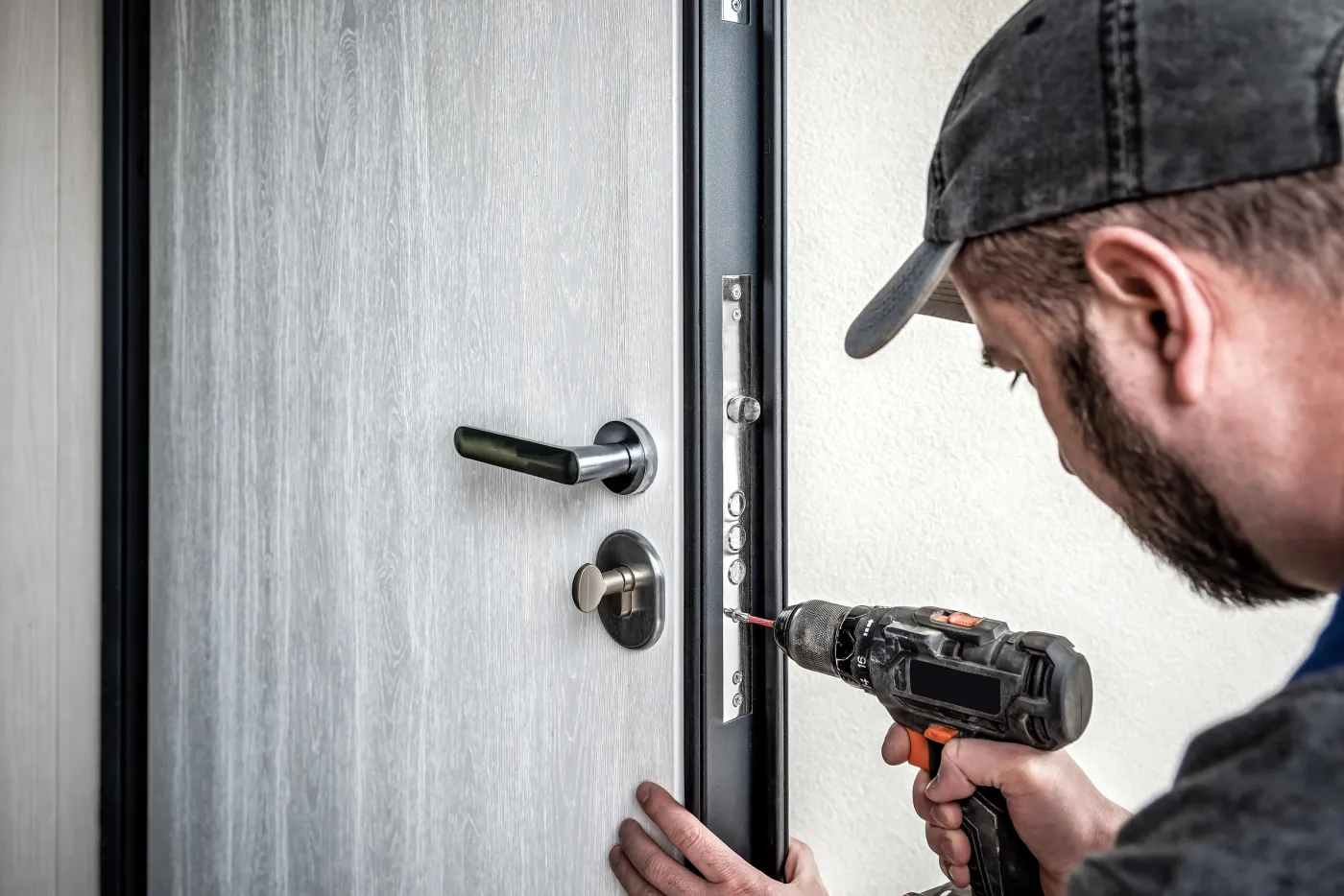 Pose d'un blindage sur une porte de villa à Saint-Cloud